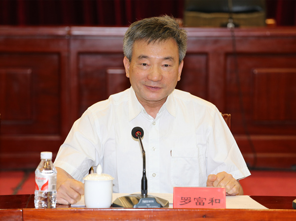 羅富和在座談會上講話。